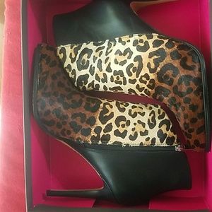 Vince Camuto 2tone leopard booties